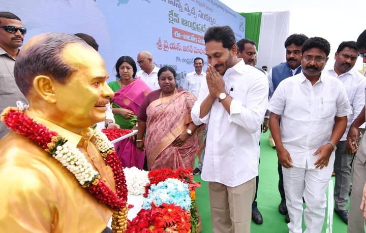 ఈ ఆటోల ప్రారంభోత్సవంలో మాజీ ముఖ్యమంత్రి రాజశేఖర్ రెడ్డికి సీఎం జగన్ నివాళి