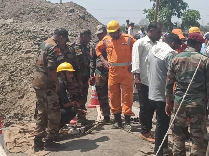 Gujarat robotic Team will rescue Baby Girl Srishti who Fell in Borewell in Sehore after Army Fails ANN Sehore Borewell Rescue: आर्मी की कोशिशें भी फेल, अब गुजरात से आई रोबोटिक टीम सृष्टि को निकालने में करेगी मदद