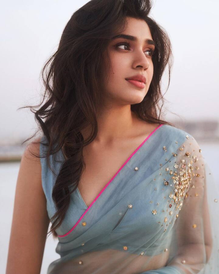 సోషల్ మీడియాలో కూడా ఫుల్ యాక్టీవ్ గా ఉంటుంది కృతి.