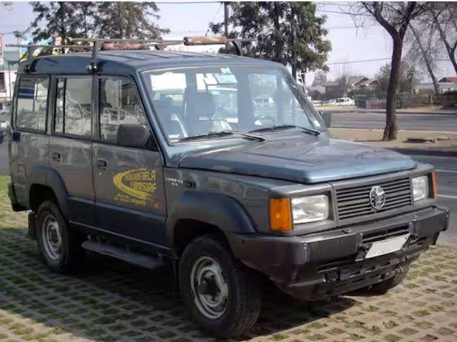 ਅਗਲੀ ਕਾਰ Tata Sumo 4X4 ਹੈ। ਇਸ ਕਾਰ ਦਾ ਲਿਮਟਿਡ ਐਡੀਸ਼ਨ ਵਿਸ਼ੇਸ਼ ਤੌਰ 'ਤੇ ਭਾਰਤੀ ਫੌਜ ਨੂੰ ਮੈਡੀਕਲ ਵਿਭਾਗ ਵਿਚ ਸੇਵਾਵਾਂ ਪ੍ਰਦਾਨ ਕਰਨ ਅਤੇ ਜੰਗ ਵਰਗੀਆਂ ਸਥਿਤੀਆਂ ਵਿਚ ਐਂਬੂਲੈਂਸ ਦੀ ਭੂਮਿਕਾ ਨਿਭਾਉਣ ਲਈ ਬਣਾਇਆ ਗਿਆ ਸੀ। ਇਸ ਦਾ ਸਭ ਤੋਂ ਵੱਡਾ ਫਾਇਦਾ ਇਸ 'ਚ ਦਿੱਤਾ ਗਿਆ ਆਲ ਵ੍ਹੀਲ ਡਰਾਈਵ ਸਿਸਟਮ ਹੈ।