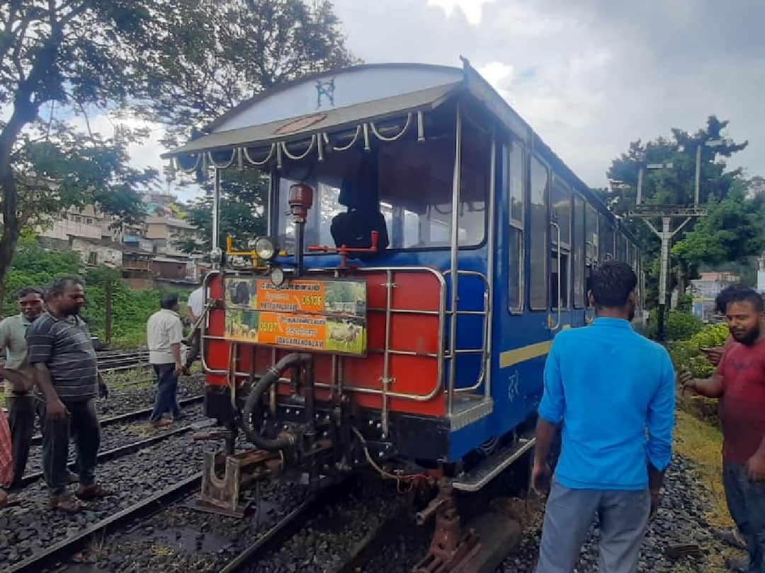 Ooty Mountain Train: குன்னூர் அருகே தடம் புரண்ட ஊட்டி மலை ரயில் - பயணிகள் அதிர்ச்சி Ooty Mountain Train Derailed Near Coonoor Train Service Interrupted- Check Details TNN Ooty Mountain Train: குன்னூர் அருகே தடம் புரண்ட ஊட்டி மலை ரயில் - பயணிகள் அதிர்ச்சி