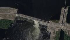 Ukraine Floods: रूस से युद्ध लड़ रहे यूक्रेन का सबसे बड़ा बांध ध्वस्त, बाढ़ इंसानी बस्तियों में ऐसे मचा रही तबाही