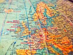 कुर्सी की साइड बैठो तो एक देश में और दूसरी साइड दूसरे देश में पहुंच जाते हैं, ये हैं दुनिया के कुछ अनोखे बॉर्डर