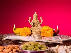 Friday Special: శుక్రవారం ఈ 4 లక్ష్మీ మంత్రాలను పఠిస్తే ఐశ్వర్యం మీ సొంతం..!