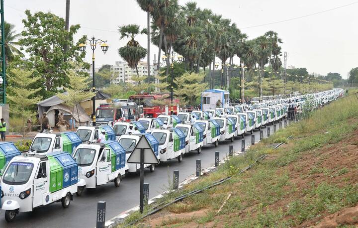 భారీ ఎత్తున బారులు తీరిన ఆటోలు