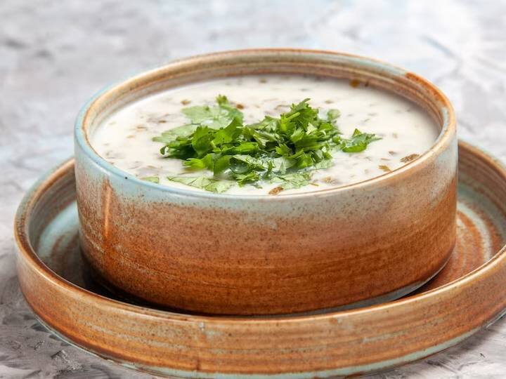 आज बताएंगे सूजी की खीर रेसिपी. यह आप 20 मिनट में आराम से तैयार कर सकते हैं. सूजी की खीर बनाने के लिए आपको सूजी, दूध, चीनी, घी, इलायची पाउडर, बादाम, काजू, पिस्ता और किशमिश जैसी कुछ सामग्री चाहिए. सफेद चीनी की जगह आप ब्राउन शुगर या गुड़ का पाउडर भी इस्तेमाल कर सकते हैं.