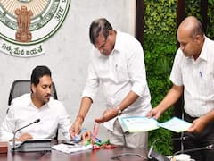 ప్రతి మండలానికి 2 జూనియర్ కాలేజీలు ఉండాల్సిందే - అధికారులకు సీఎం జగన్ ఆదేశాలు