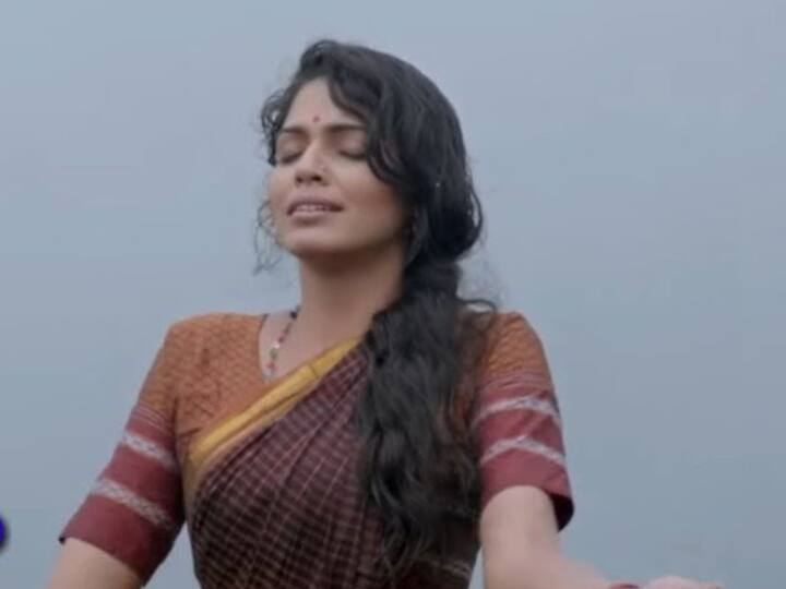 अधीर मन झाले हे गाणं श्रेया घोषालनं गायलं आहे. निळकंठ मास्तर चित्रपटातील या गाण्यात अभिनेत्री पूजा सावंतनं नृत्य केलं आहे. या गाण्याचे संगीतकार अजय-अतुल हे आहेत.