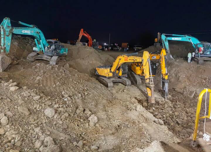 MP: सीहोर में बोरवेल में गिरी बच्ची को 55 घंटे बाद निकाला गया, नहीं बच सकी जान Sehore Girl who fell into borewell in rescued after 55 hours hospitalized MP: सीहोर में बोरवेल में गिरी बच्ची को 55 घंटे बाद निकाला गया, नहीं बच सकी जान