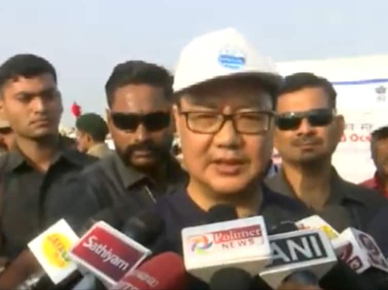 Watch: Union Minister Kiren Rijiju Participates In Beach Cleaning Programme In Chennai On World Oceans Day Watch: Union Minister Kiren Rijiju Participates In Beach Cleaning Programme In Chennai On World Oceans Day