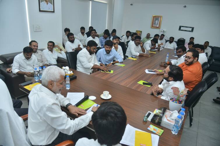 Vijayasai Reddy expressed his displeasure that YCP affiliates were completely relaxed. YSRCP News :  రిలాక్స్ అయింది చాలు - పార్టీ అనుబంధ సంఘాలకు విజయసాయిరెడ్డి క్లాస్ !