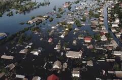 Ukraine Floods: रूस से युद्ध लड़ रहे यूक्रेन का सबसे बड़ा बांध ध्वस्त, बाढ़ इंसानी बस्तियों में ऐसे मचा रही तबाही