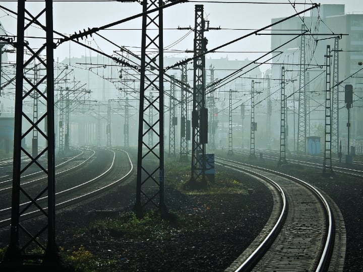 Railway knowledge what are main branch trunck and loop lines in railway know the difference between them रेलवे में क्या होती हैं मेन, ट्रंक और ब्रांच लाइन? इनके हिसाब से तय होती है ट्रेन की रफ्तार