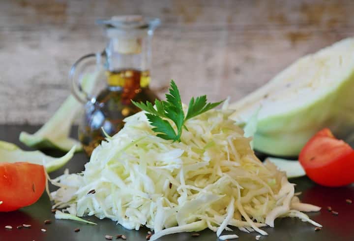 সবচেয়ে বড় কথা, বেড়ানোর সময় তেল কম ও কার্বোহাইড্রেট কম জাতীয় খাবারের উপর ভরসা রাখাই ভাল। পরিবর্তে প্রোটিন বেশি খাওয়ার দরকার।