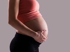 25 साल में 21 बार IVF-सारे फेल, 1 करोड़ खर्च, 3 मिसकैरेज....अब 54 की उम्र में मां बनी तो महिला बोली-स्वर्ग से पापा ने भेजा है