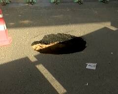 ચોમાસુ શરૂ થાય તે પહેલા અમદાવાદમાં ભુવા પડવાની શરૂઆત, શિવરંજની ચાર રસ્તા પાસે ભુવો પડતા લોકોને હાલાકી