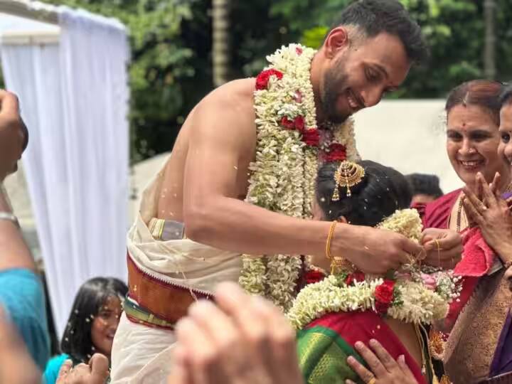 indian-fast-bowler-prasidh-krishna-get-married-during-the-world-test-championship-final WTC Finalની ફાઈનલ વચ્ચે ભારતના આ ફાસ્ટ બોલરે કરી લીધા લગ્ન, સામે આવી સુંદર તસવીર