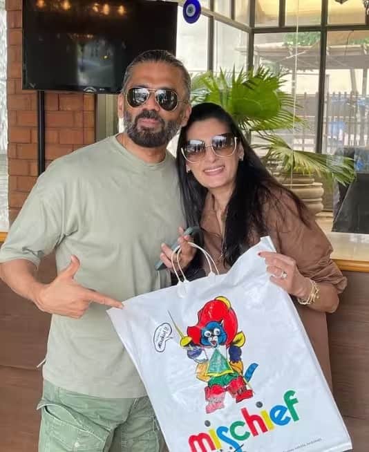 या अभिनेत्याने बॉलिवूडमध्ये बलवान सिनेमातून आपल्या करिअरला सुरूवात केली होती. यानंतर त्याने टक्कर, गोपी-किशन, बॉर्डर, हेरी-फेरी असे सुपर-डुपर हिट सिनेमे दिले आहेत. त्याचा 'धडकन'सिनेमा त्याच्या नकारात्मक भूमिकमुळे प्रचंड हिट ठरला होता.यासाठी त्याला पुरस्कारही मिळाले.