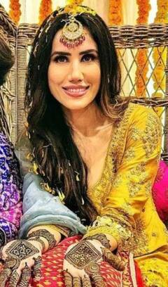 Sonnali Seygall बॉयफ्रेंड Ashesh संग शादी के बंधन में बंधी, मीडिया के सामने कपल ने दिए पोज