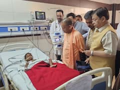 Shooter Sanjeev Jeeva Murder: जीवा हत्याकांड में घायल बच्ची और व्यक्ति से मिले सीएम योगी, देखें तस्वीरें