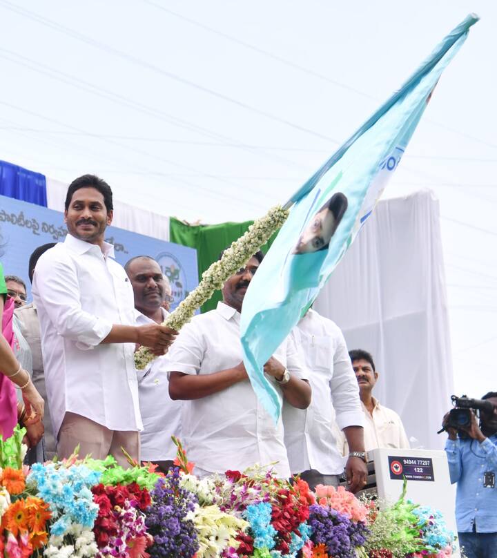 జెండా ఊపి ఈ ఆటోలను ప్రారంభిస్తున్న సీఎం జగన్