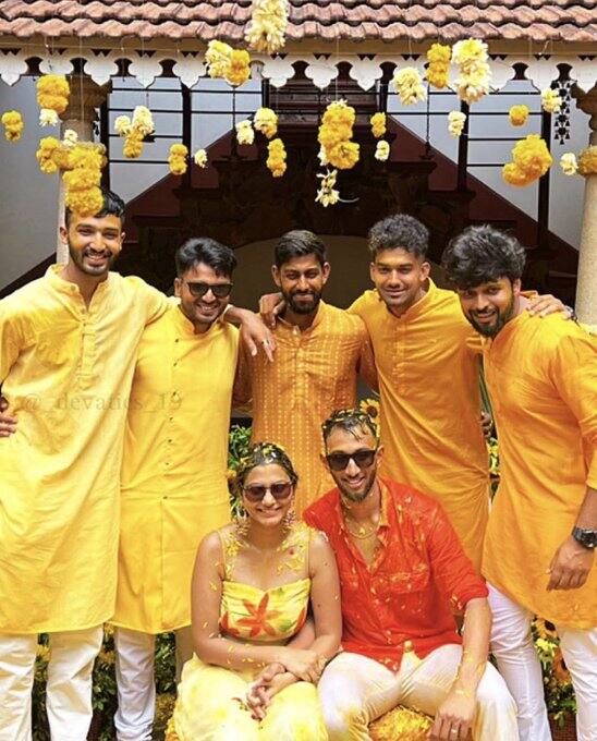 आईपीएल में राजस्थान रॉयल्स टीम का हिस्सा प्रसिद्ध कृष्णा की पत्नी रचना के बारे में काफी कम जानकारी मौजूद है. रचना ने सोशल मीडिया पर अपना अकाउंट प्राइवेट कर रखा है. रिपोर्ट्स के अनुसार रचना एक बिजनेस वीमेन हैं और वह एडटेक बिजनेस चलाती हैं.