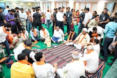 Ahmedabad: ઘાટલોડિયા વિધાનસભામાં યોજાઈ ટિફિન બેઠક, CM ભૂપેન્દ્ર પટેલે કાર્યકર્તાઓ સાથે લીધુ ભોજન, જુઓ તસવીરો