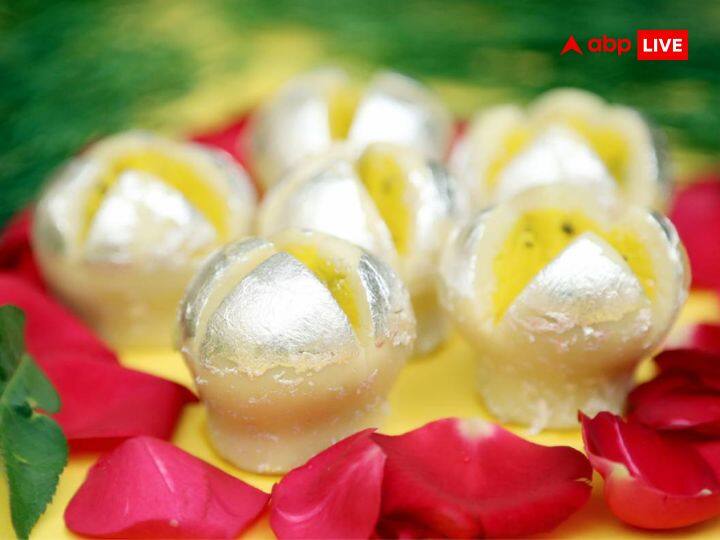 सफेद मिठाई का दान भी शुक्रवार के दिन करने से कुंडली में शुक्र ग्रह का बुरा प्रभाव कम होता है. आप सफेद मिठाई कन्याओं में भी बांट सकते हैं. लेकिन इस बात का ध्यान रखें कि, सफेद मिठाई का दान सूर्यास्त से पहले ही करें.