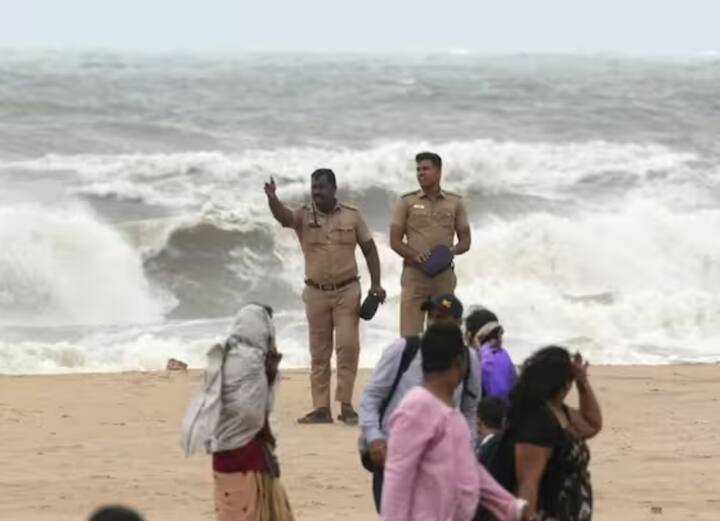 बंगालच्या उपसागरात आणि अरबी समुद्रात चक्रीवादळांची तीव्रता वाढत असून हवामान बदलामुळे ते दीर्घकाळ सक्रिय राहू शकते, असं हवामान तज्ज्ञांचं म्हणणं आहे.
