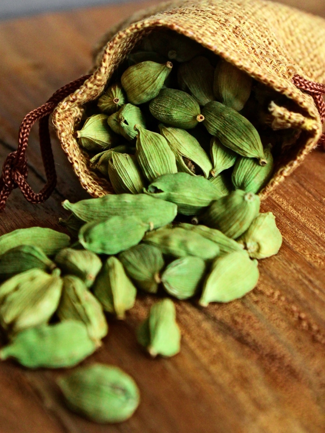 Badi Elaichi, Black Cardamom Price online | Avail Discount- Farmonics