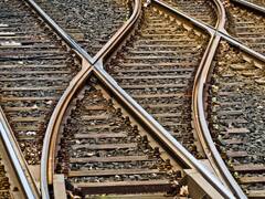 खुद ही कैसे चेंज हो जाती हैं पटरियां, इस ट्रिक से ही बिना स्टीयरिंग के हाथ लगाएं घूम जाती है ट्रेन!