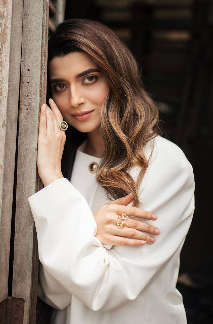 ਪੰਜਾਬੀ ਸਿੰਗਰ/ਅਦਾਕਾਰਾ ਨਿਮਰਤ ਖਹਿਰਾ ਇੱਕ ਵਾਰ ਫਿਰ ਸੁਰਖੀਆਂ 'ਚ ਹੈ। ਉਸ ਦੀਆਂ ਬਿਲਕੁਲ ਨਵੀਆਂ ਤਸਵੀਰਾਂ ਖਿੱਚ ਦਾ ਕੇਂਦਰ ਬਣ ਗਈਆਂ ਹਨ।