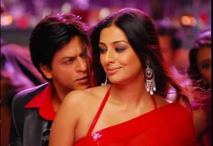 साल 2007 में रिलीज हुई शाहरुख खान-दीपिका पादुकोण की फिल्म 'ओम शांति ओम' 40 करोड़ के बजट में बनी थी और उस समय इस फिल्म ने 100 करोड़ रुपए से ज्यादा की कमाई की थी.इस फिल्म के टाइटल ट्रैक में करीब 30 बॉलीवुड सेलेब्स ने गेस्ट अपीयरेंस दिया था. हालांकि आज हम उन स्टार्स की बात करेंगे, जिन्होंने इस आइकॉनिक गाने का हिस्सा बनने से इंकार कर दिया था.