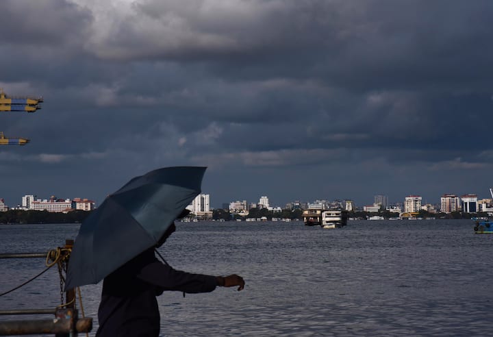 मान्सून केरळमध्ये (Monsoon in Kerala) दाखल झाला आहे. पावसाळ्याला सुरुवात झाल्यानंतर डोंगर हिरवी शाल पांघरतात तर नद्या दुथडी भरुन वाहतात. अशा वातावरणामध्ये गरमगरम भजी आणि चहाचा आस्वाद घेत पावसाची गाणी ऐकायला अनेकांना आवडतात. यंदा पावसाळ्यात ही मराठी गाणी तुम्ही ऐकू शकता.