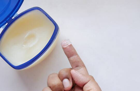 पेट्रोलियम जेली: पेट्रोलियम जेली भुवयांवर लावा आणि मसाज करा. पेट्रोलियम जेली रात्रभर तशीच राहू द्या, सकाळी कोमट पाण्याने चेहरा स्वच्छ धुवा. पेट्रोलियम जेली तुमच्या भुवयाखालील त्वचेला मॉइश्चरायझ करते आणि तिचे पोषणही करते. त्याच्यामुळे भुवयांवरील केस तुटण्याची शक्यता कमी होते.