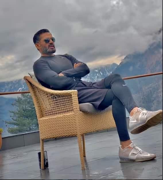 या अभिनेत्याने व्हिडीओच्या माध्यमातून  सांगितले की,  फिट राहण्यासाठी तो  सकाळी 5 वाजता उठतो. त्याचं म्हणणे आहे की, सकाळी  डिस्टर्ब करणारं कुणीही नसतं. यामुळे त्याला ही वेळ खूप आवडते.