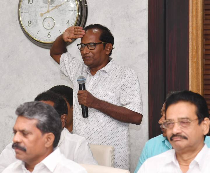 సీఎం జగన్ కు శాల్యూట్ చేస్తున్న ఓ ఉద్యోగి