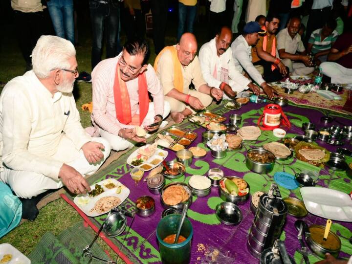 MP News: 'टिफिन बैठक' के जरिए असंतुष्टों को मनाने में लगी बीजेपी, वीडी शर्मा ने कार्यकर्ताओं से की ये अपील MP politics BJP engaged in persuading dissidents through Tiffen meeting VD Sharma ann MP News: 'टिफिन बैठक' के जरिए असंतुष्टों को मनाने में लगी बीजेपी, वीडी शर्मा ने कार्यकर्ताओं से की ये अपील