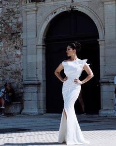 Sunny Leone PHOTO: વ્હાઈટ ઓફ શોલ્ડર ડ્રેસમાં સની લિયોનીનો ગોર્જિયસ અંદાજ