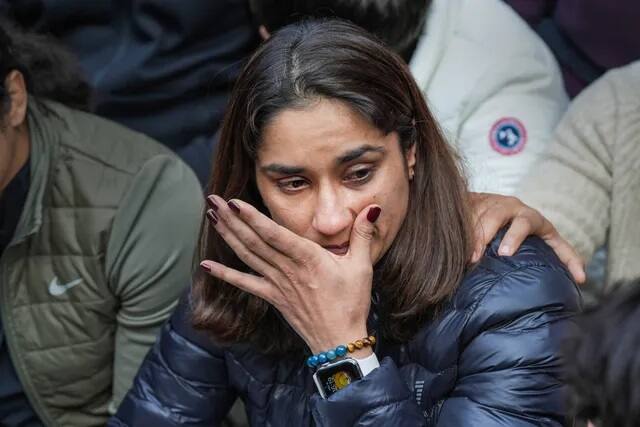 Wrestlers Protest: After Sagira changed her statement, Phogat's is the pain, saying- 'Ye betiyaan ek karake himant na har jaye' Wrestlers Protest: સગીરાએ નિવેદન બદલ્યા બાદ વિનેશ ફોગાટનું છલકાયું દર્દ, કહ્યું- 'યે બેટિયાં એક એક કરકે હિમંત ન હાર જાએ’