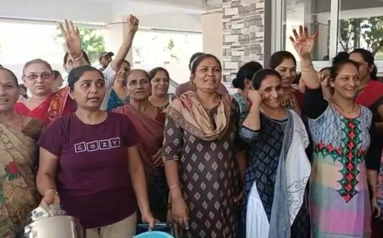Rajkot: more than 20 day water will not come in rajkot jivraj park area, heavy protest by women Rajkot: રાજકોટમાં પાણીની પારાયણ, 20 દિવસથી પાણી ના આવતા કયા વિસ્તારની મહિલાઓએ ડોલો અને બેડાં લઇને મચાવ્યો હંગામો