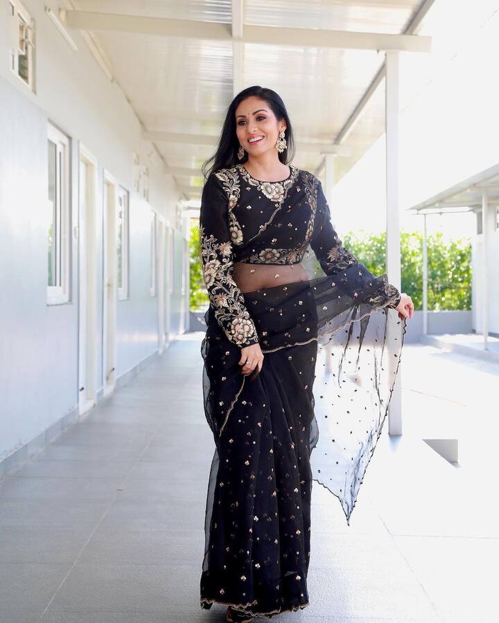 నల్ల చీరలో అందాల సదా