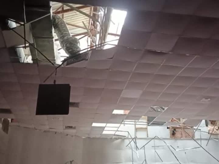 Rajasthan Weather News damage due to storm and rain trees broken roof of auditorium fell in Bharatpur ann Rajasthan Weather: भरतपुर में तेज आंधी और बरसात से भारी नुकसान, कई पेड़ टूटे, ऑडिटोरियम की छत गिरने से मची भगदड़