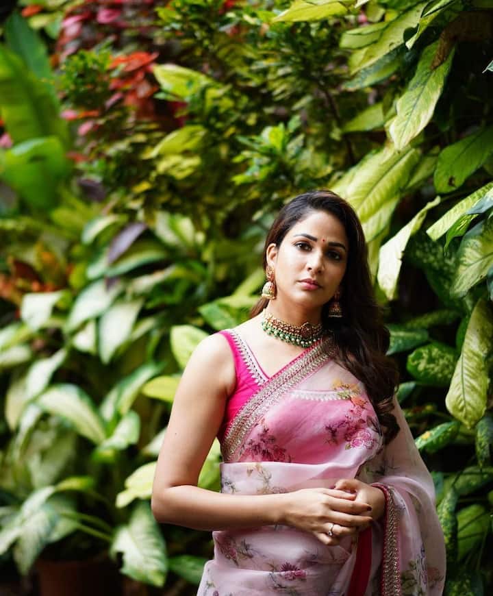 தமிழில் சசிகுமார் நடிப்பில் வெளியான 'பிரம்மன்' திரைப்படத்தின் மூலம் ஹீரோயினாக அறிமுகமானவர் நடிகை லாவண்யா திரிபாதி.