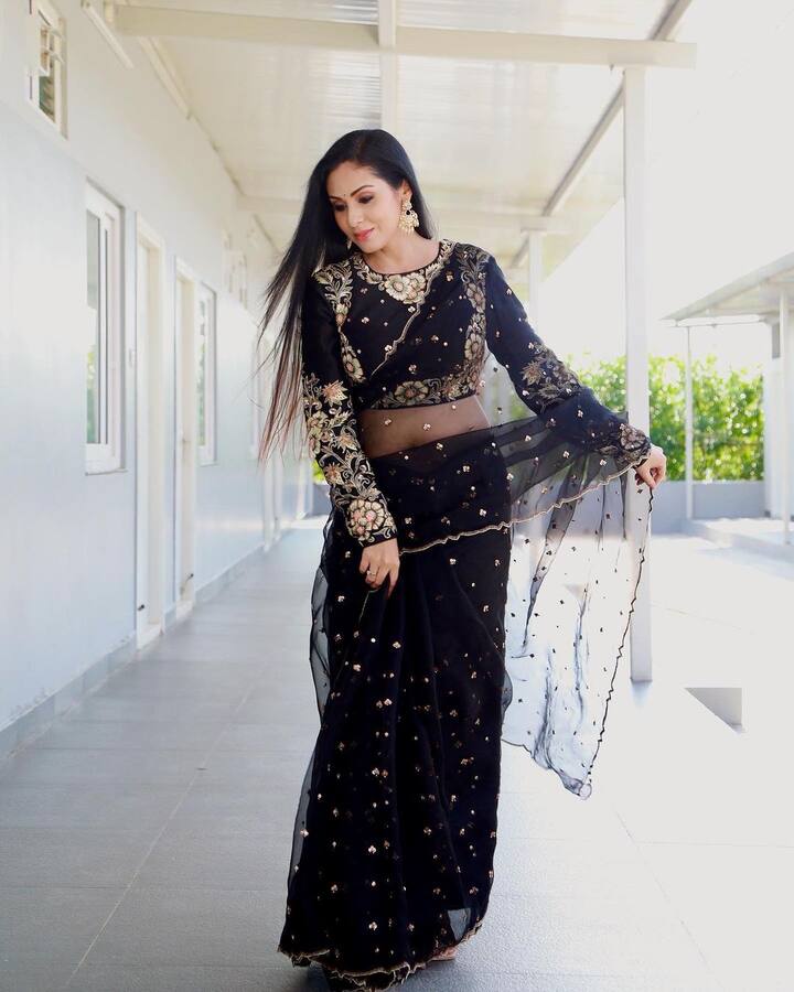 నల్ల చీరలో అందాల సదా