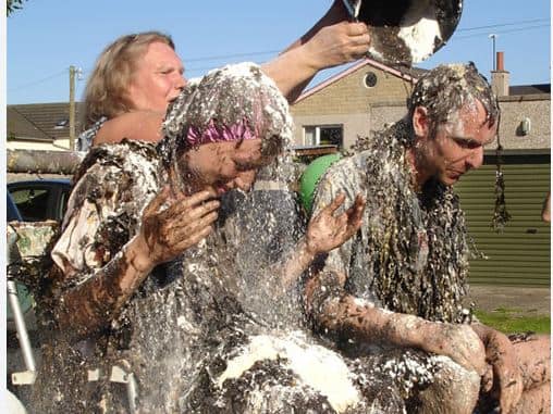 Weird Wedding Rituals: ਭਾਰਤ ਵਿੱਚ ਵਿਆਹ ਇੱਕ ਤਿਉਹਾਰ ਵਾਂਗ ਮਨਾਇਆ ਜਾਂਦਾ ਹੈ। ਲਾੜੀ ਤਿਆਰ ਹੋ ਕੇ ਲਾੜੇ ਕੋਲ ਆਉਂਦੀ ਹੈ ਅਤੇ ਉਨ੍ਹਾਂ ਨੂੰ ਮਾਲਾ ਪਹਿਨਾ ਕੇ ਮੰਡਪ ਵਿੱਚ ਲਾੜੇ ਨਾਲ ਸੱਤ ਫੇਰੇ ਲੈਂਦੀ ਹੈ।