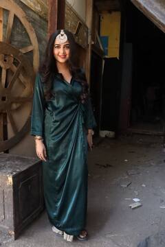 Tejasswi Prakash: জন্মদিনের একদিন আগেই উদযাপন, শ্যুটিং সেটে কেক কাটলেন তেজস্বী প্রকাশ