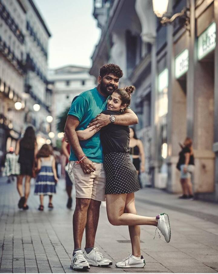 நல்ல வரவேற்பை பெற்ற நானும் ரவுடிதான் படப்பிடிப்பிம் போது விக்னேஷ் சிவனுக்கும் நயன்தாராவுக்கும் காதல் மலர்ந்தது.