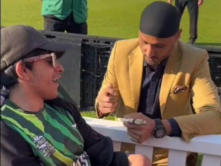 Harbhajan Singh Gave Autograph To Little Pakistan Fan Video Goes Viral Watch: पाकिस्तानी फैन के लिए घुटने पर बैठे हरभजन सिंह, वीडियो खूब हो रहा वायरल