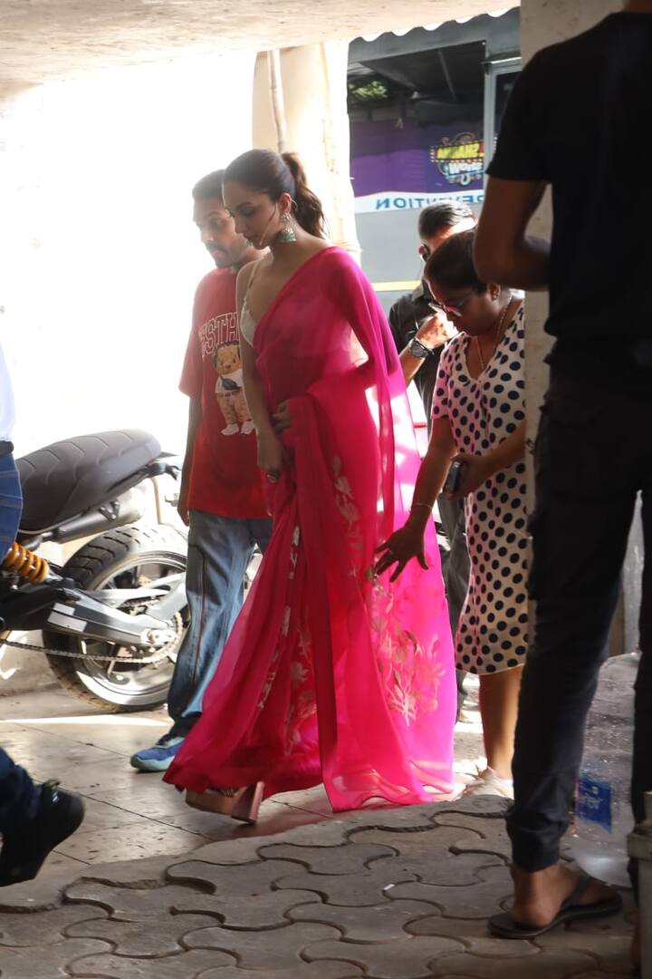 एक्ट्रेस ने अपना ये इंडियन लुक बालों में पोनीटेल, हैवी झुमके और सेटल मेकअप के साथ कंपलीट किया है.